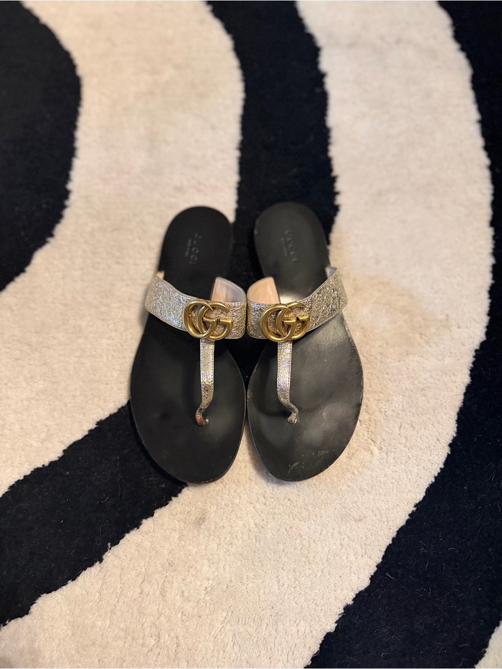 Gucci Black Footbed Gold Metallic GG Thong Sandals - Picture 3 of 4